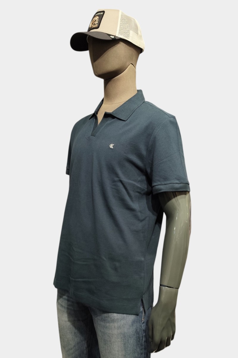  Polo Calvin Klein cómodo y versátil, perfecto para looks urbanos con estilo moderno y limpio.  2