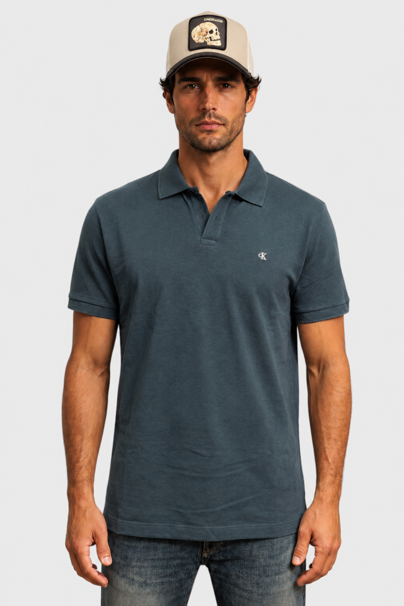  Polo Calvin Klein cómodo y versátil, perfecto para looks urbanos con estilo moderno y limpio. 