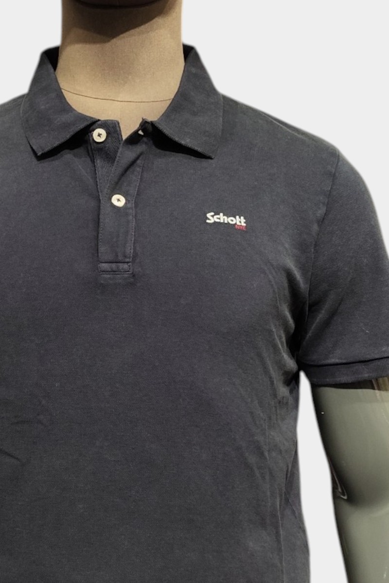  Polo Schott cómodo y versátil, perfecto para looks urbanos con estilo clásico y actual. 
