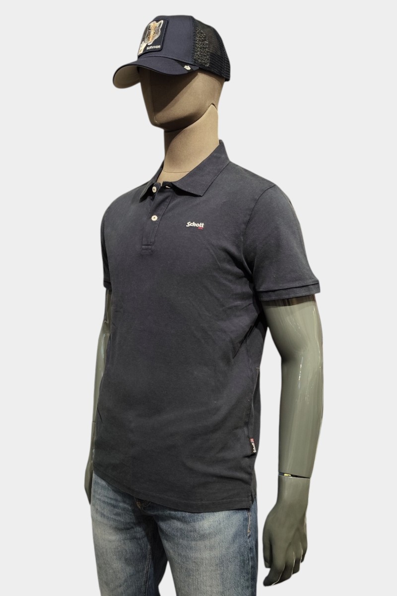  Polo Schott cómodo y versátil, perfecto para looks urbanos con estilo clásico y actual. 