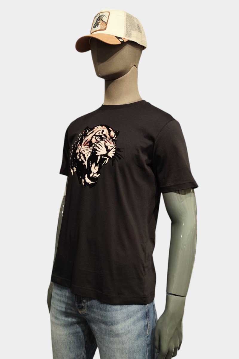  Camiseta Antony Morato cómoda y versátil, perfecta para looks urbanos con estilo moderno.  2