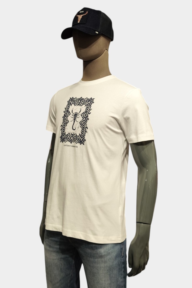  Camiseta Antony Morato cómoda y versátil, perfecta para looks urbanos con estilo moderno.  2