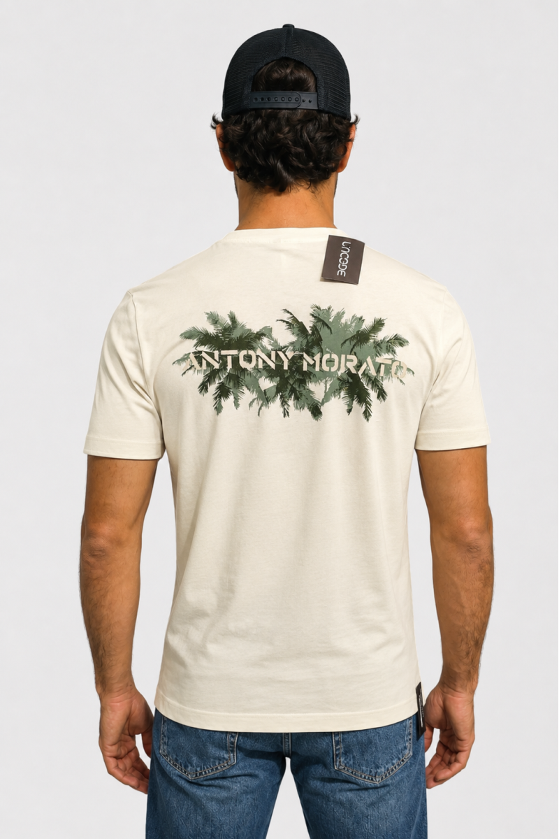  Camiseta Antony Morato cómoda y versátil, perfecta para looks urbanos con estilo moderno. 
