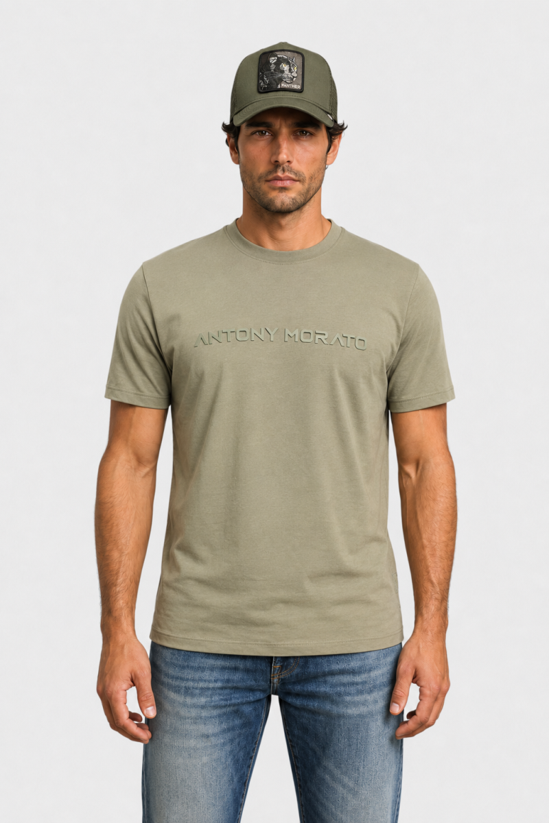  Camiseta Antony Morato cómoda y versátil, perfecta para looks urbanos con estilo moderno. 