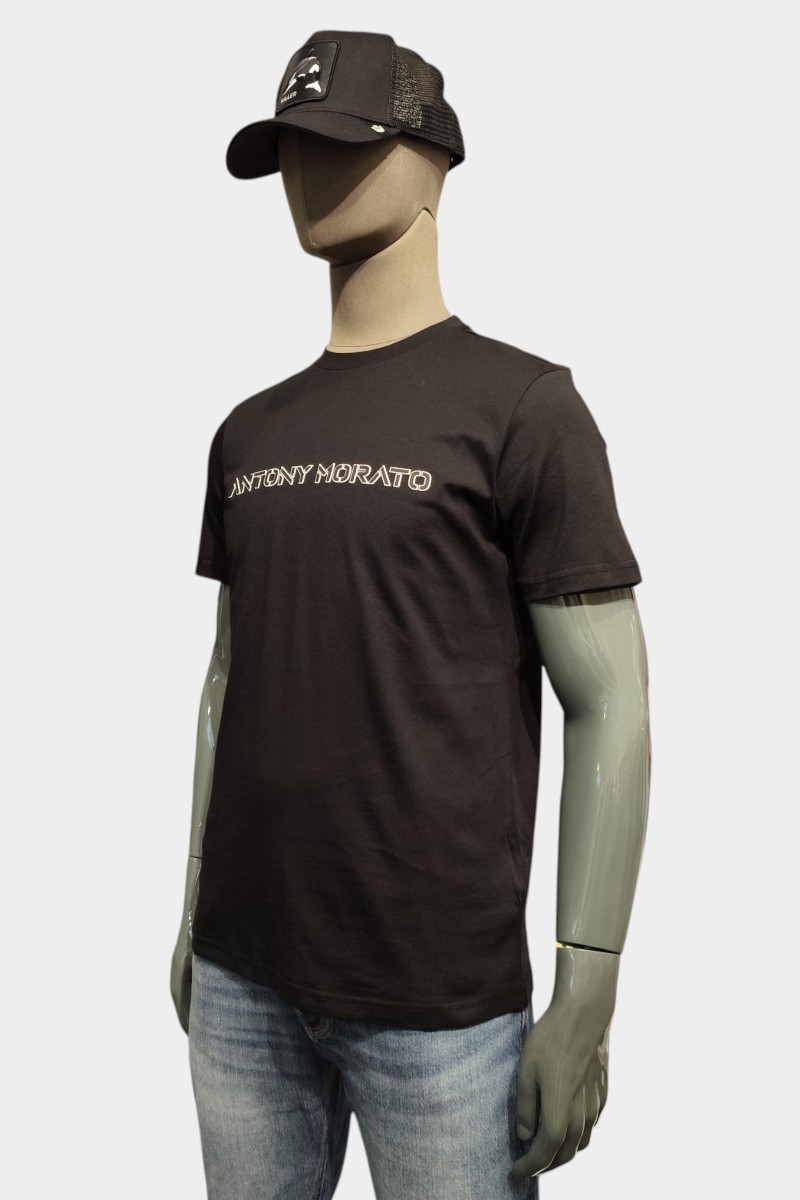  Camiseta Antony Morato cómoda y versátil, perfecta para looks urbanos con estilo moderno. 