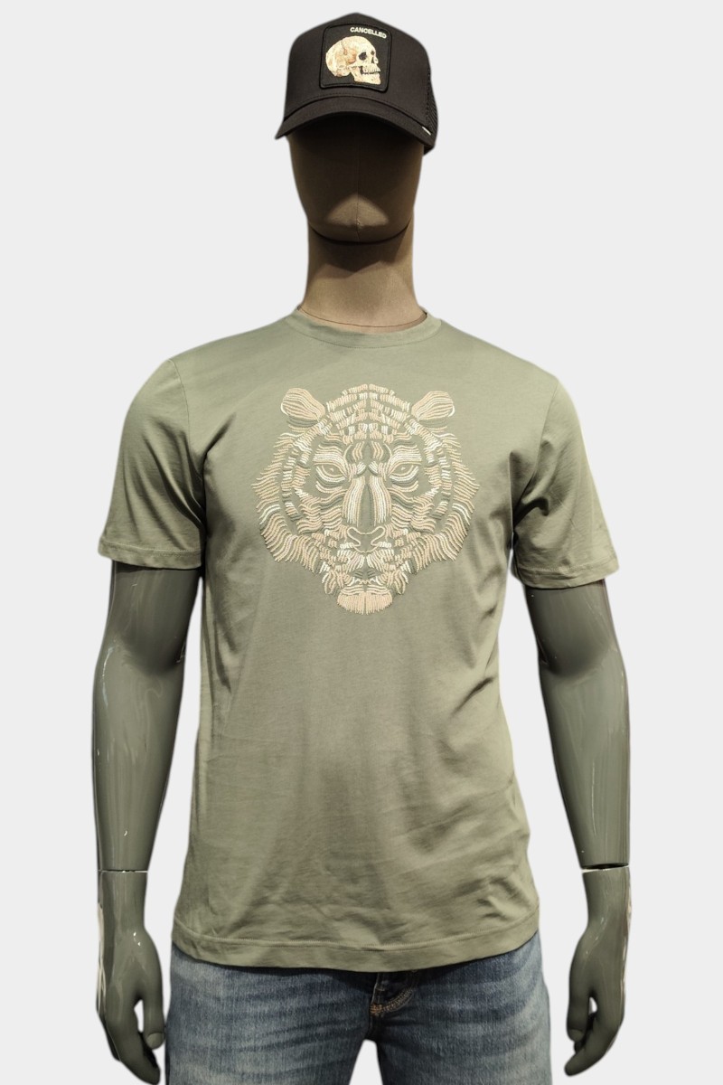  Camiseta Antony Morato cómoda y versátil, perfecta para looks urbanos con estilo moderno.  2