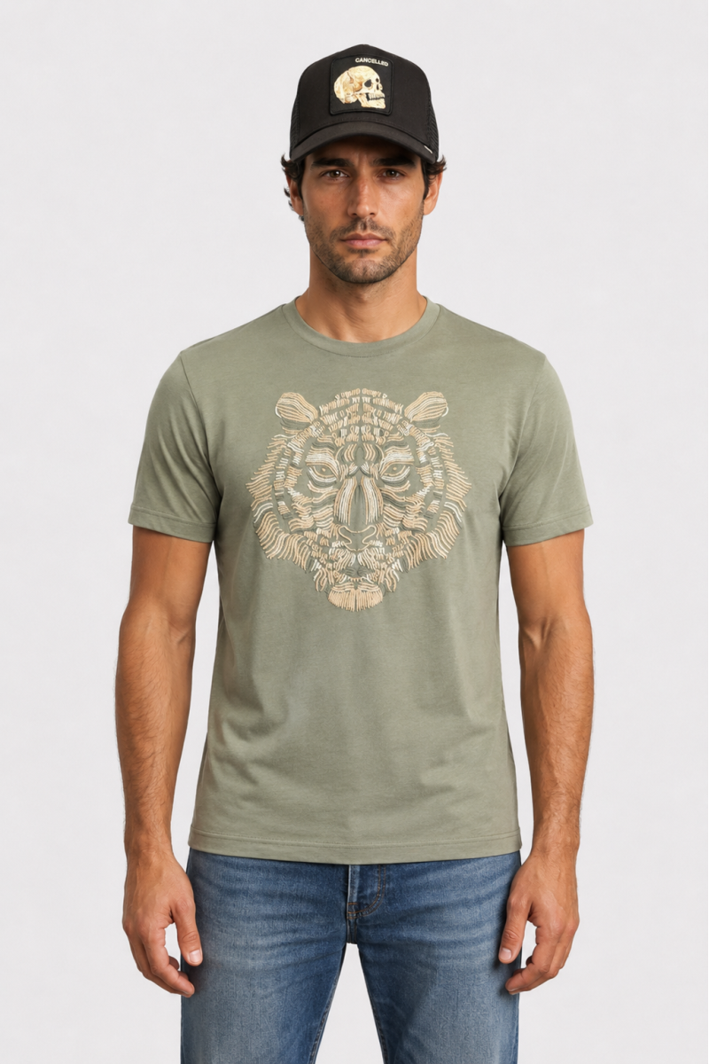  Camiseta Antony Morato cómoda y versátil, perfecta para looks urbanos con estilo moderno. 