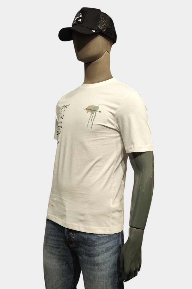  Camiseta Antony Morato cómoda y versátil, perfecta para looks urbanos con estilo moderno. 