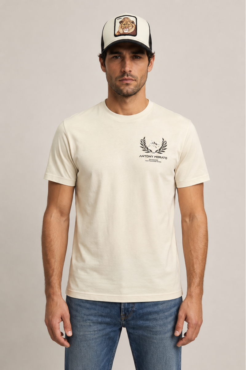  Camiseta Antony Morato cómoda y versátil, perfecta para looks urbanos con estilo moderno. 
