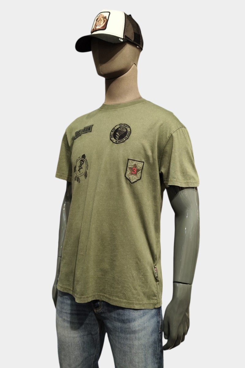  Camiseta Schott cómoda y versátil, perfecta para looks urbanos con estilo y personalidad. 