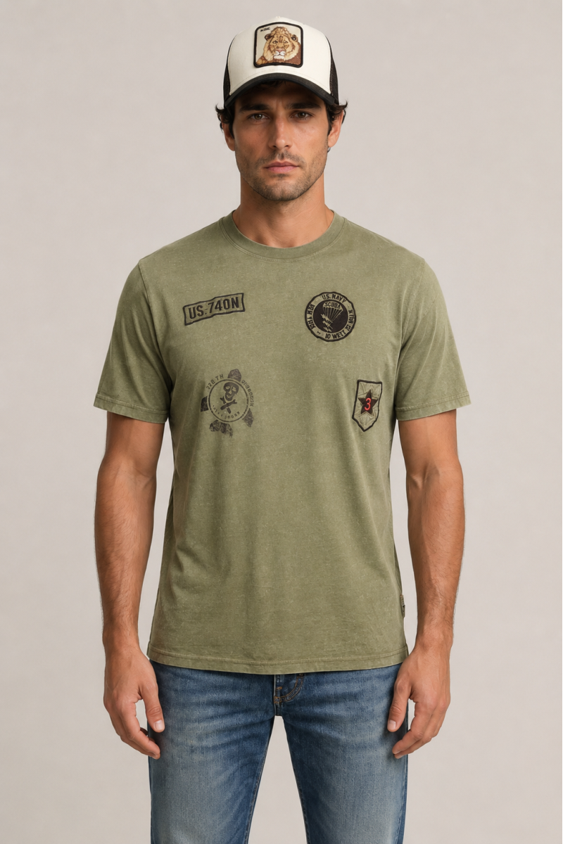  Camiseta Schott cómoda y versátil, perfecta para looks urbanos con estilo y personalidad. 