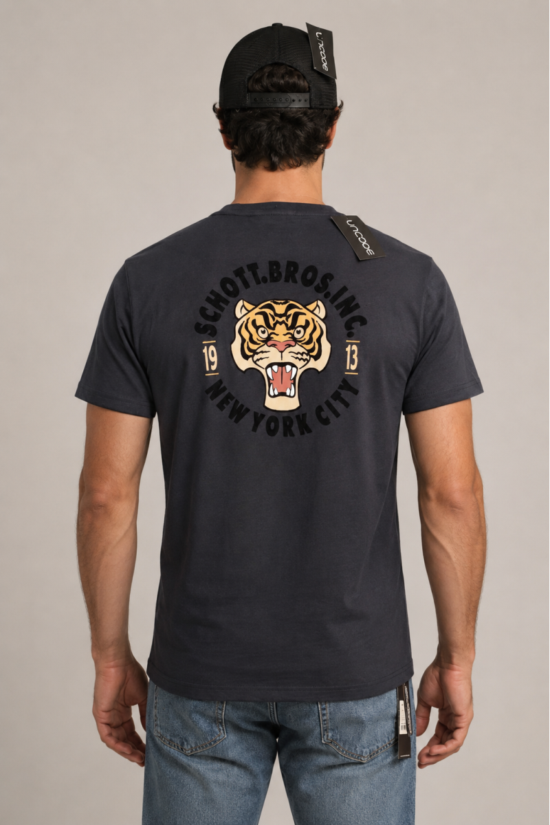  Camiseta Schott cómoda y versátil, perfecta para looks urbanos con estilo y personalidad.  2