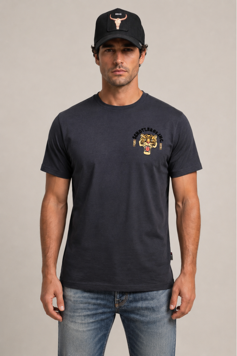  Camiseta Schott cómoda y versátil, perfecta para looks urbanos con estilo y personalidad. 
