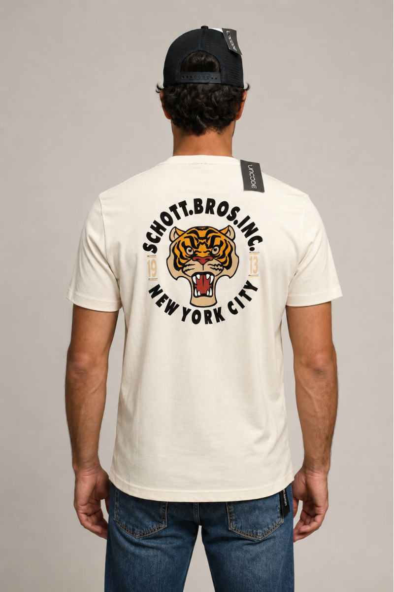  Camiseta Schott cómoda y versátil, perfecta para looks urbanos con estilo y personalidad.  2