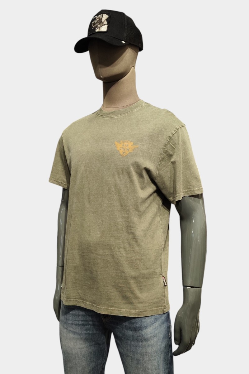  Camiseta Schott cómoda y versátil, perfecta para looks urbanos con estilo y personalidad. 