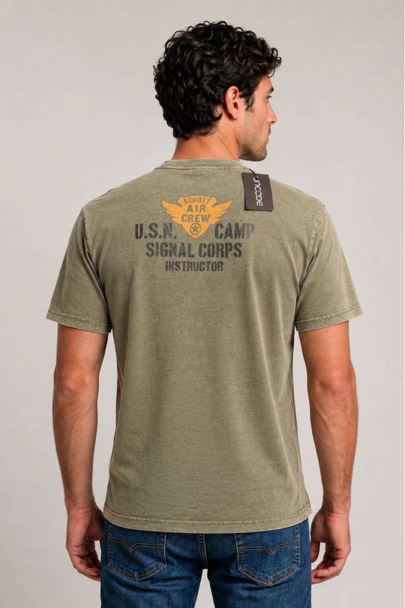  Camiseta Schott cómoda y versátil, perfecta para looks urbanos con estilo y personalidad.  2