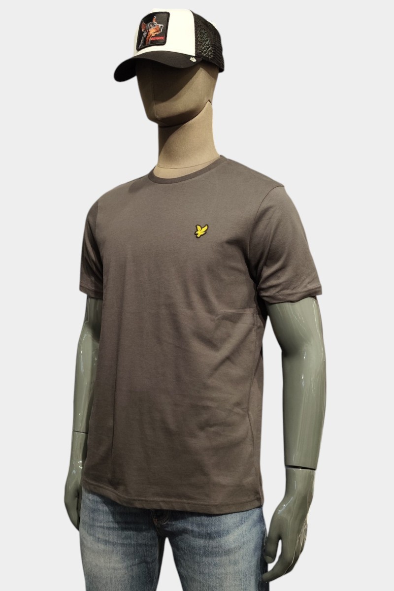  Camiseta Lyle and Scott cómoda y versátil, perfecta para looks urbanos con estilo clásico y actual.  2