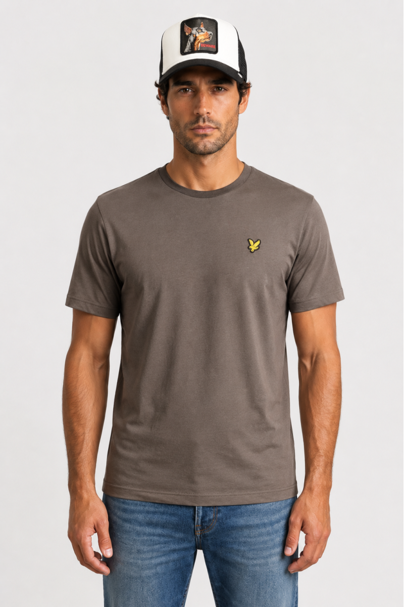  Camiseta Lyle and Scott cómoda y versátil, perfecta para looks urbanos con estilo clásico y actual. 