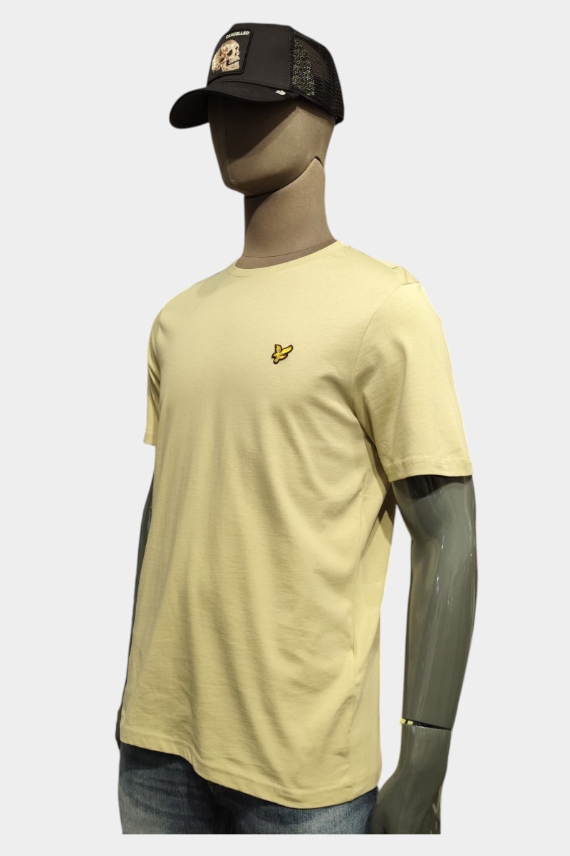  Camiseta Lyle and Scott cómoda y versátil, perfecta para looks urbanos con estilo clásico y actual.  2