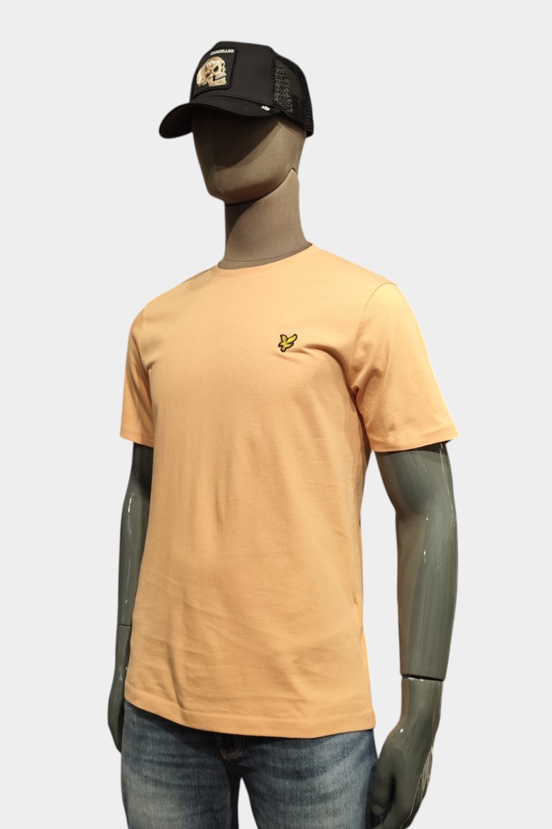  Camiseta Lyle and Scott cómoda y versátil, perfecta para looks urbanos con estilo clásico y actual.  2