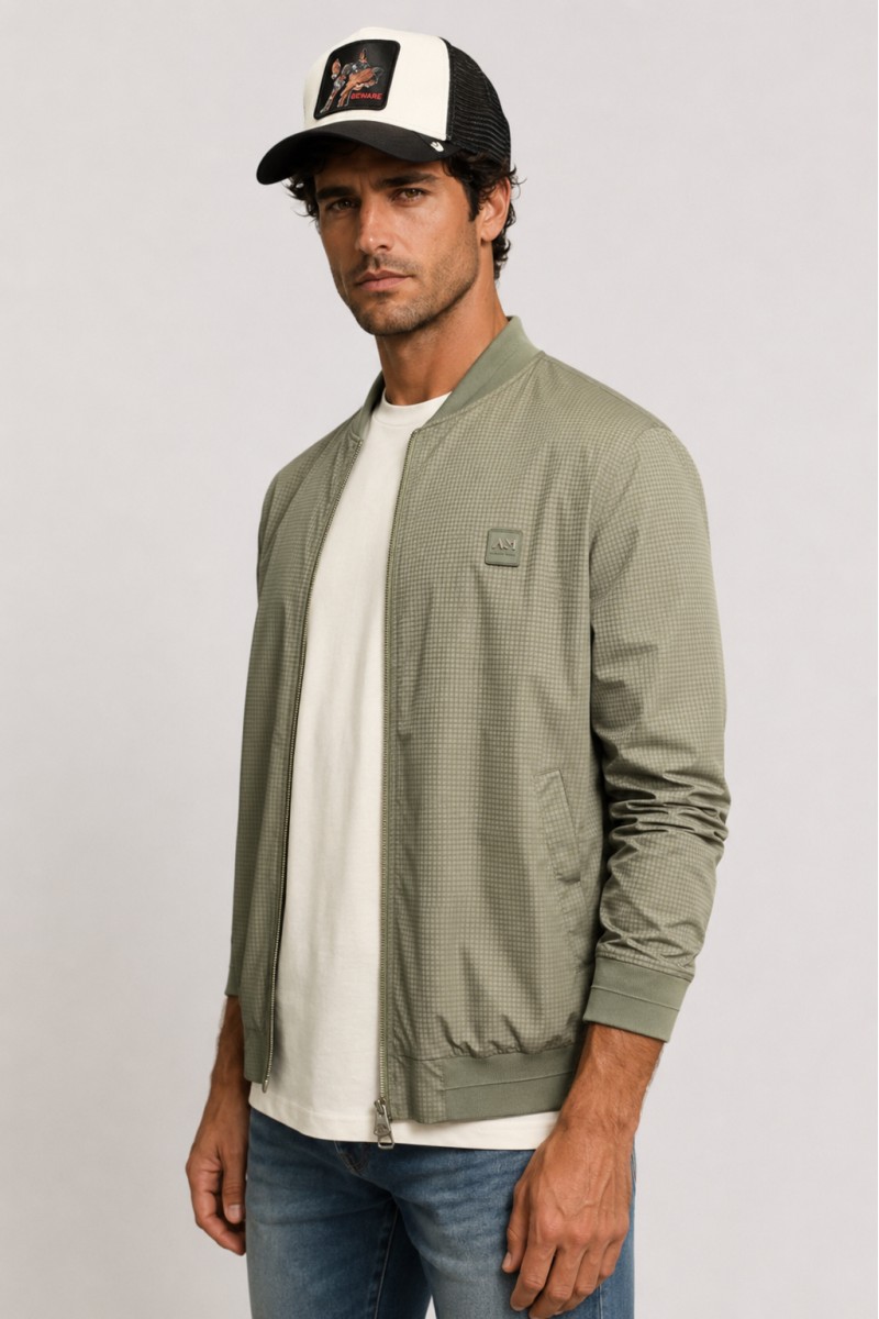  Cazadora Antony Morato ligera y versátil, perfecta para looks urbanos de entretiempo con estilo moderno. 