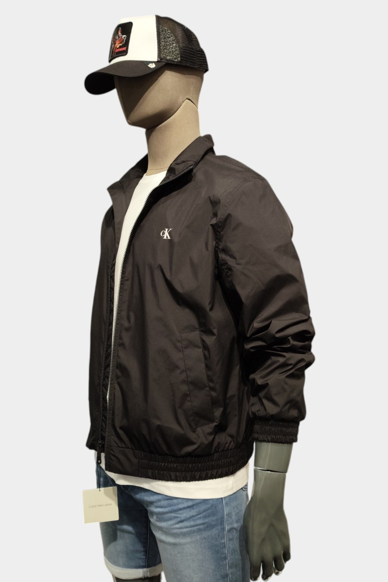  Cazadora Calvin Klein ligera y versátil, perfecta para looks urbanos con estilo moderno y limpio.  2