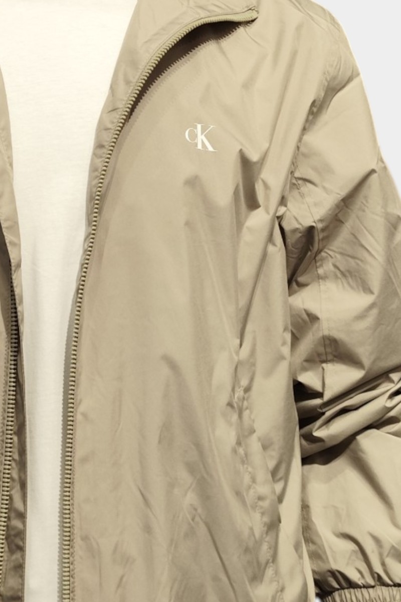  Cazadora Calvin Klein ligera y versátil, perfecta para looks urbanos con estilo moderno y limpio. 