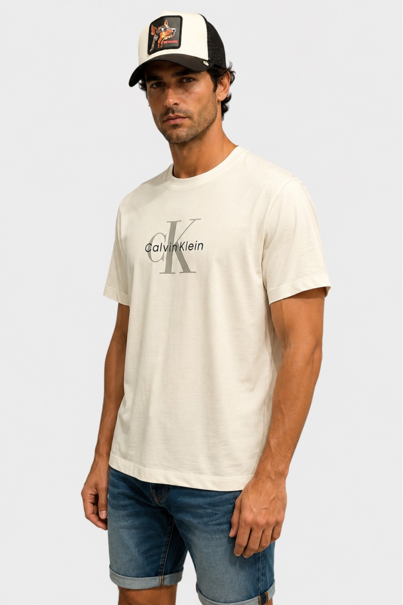  Camiseta Calvin Klein cómoda y versátil, perfecta para looks urbanos con estilo moderno y limpio. 
