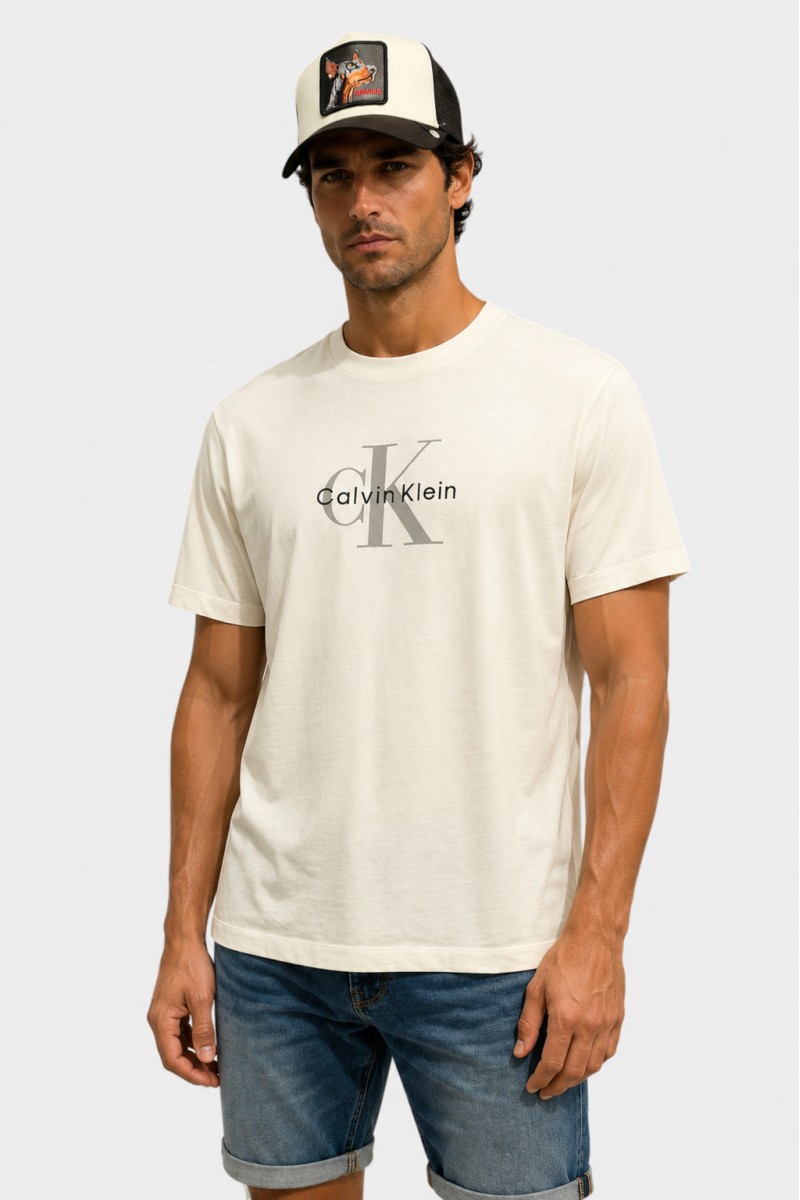  Camiseta Calvin Klein cómoda y versátil, perfecta para looks urbanos con estilo moderno y limpio. 