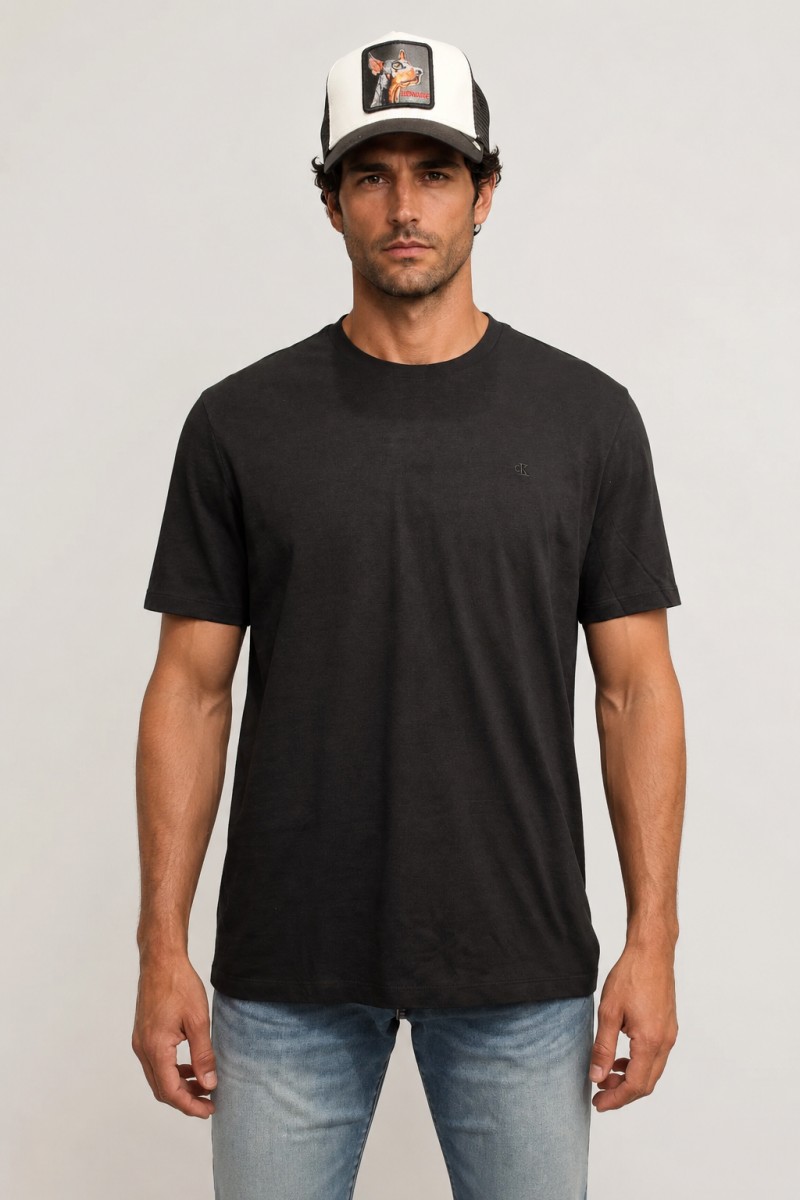  Camiseta Calvin Klein cómoda y versátil, perfecta para looks urbanos con estilo moderno y limpio. 