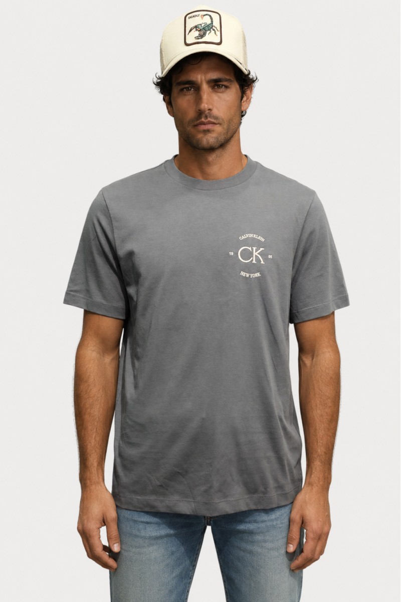  Camiseta Calvin Klein cómoda y versátil, perfecta para looks urbanos con estilo moderno y limpio. 