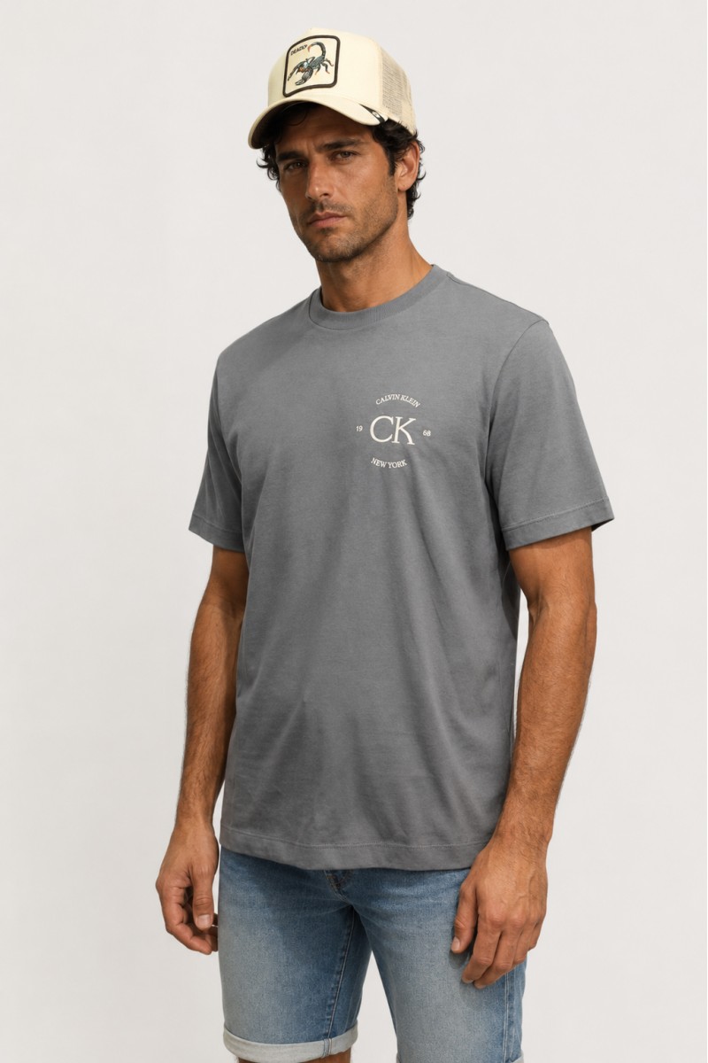  Camiseta Calvin Klein cómoda y versátil, perfecta para looks urbanos con estilo moderno y limpio. 