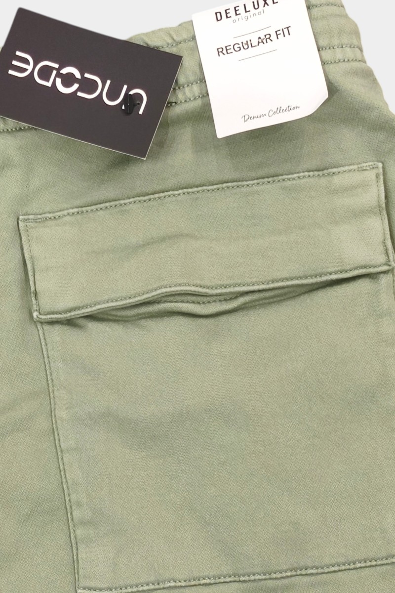  Pantalón corto Deluxee cómodo y versátil, perfecto para looks de verano con estilo urbano. 