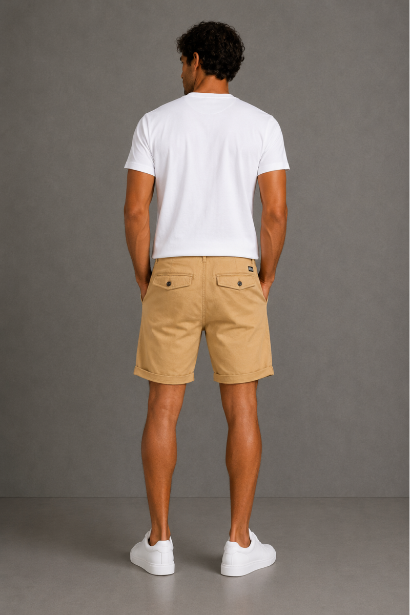  Pantalón corto Deluxee cómodo y versátil, perfecto para looks de verano con estilo urbano. 