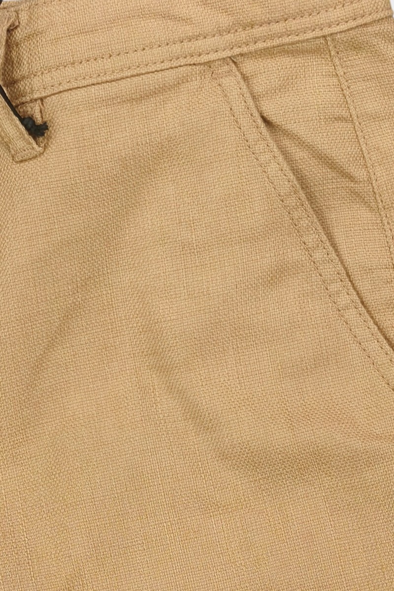  Pantalón corto Deluxee cómodo y versátil, perfecto para looks de verano con estilo urbano. 