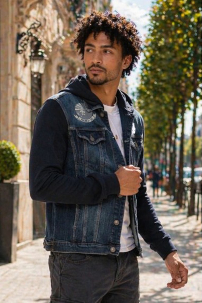 Cazadora denim La Sal con mangas y capucha en algodón azul marino, bordados exclusivos y gran bordado trasero. Edición limitada numerada de solo 100 unidades. 