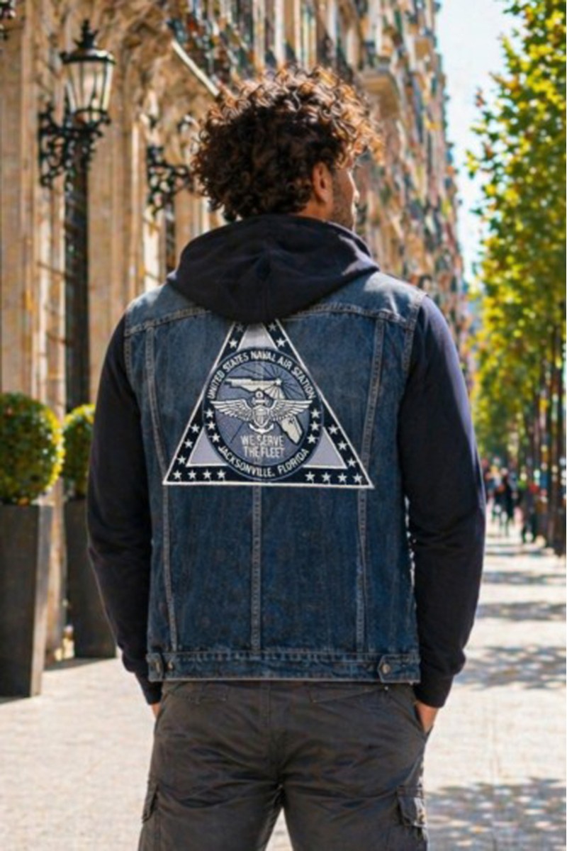  Cazadora denim La Sal con mangas y capucha en algodón azul marino, bordados exclusivos y gran bordado trasero. Edición limitada numerada de solo 100 unidades. 