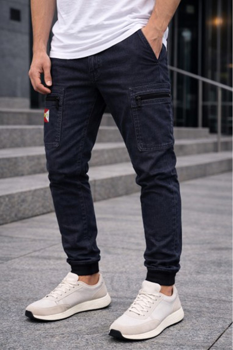  Pantalón cargo jogger La Sal en sarga elástica de 280gr, con cintura y tobillos elásticos y bolsillos con cremallera. Diseñado en España, hecho en Portugal y limitado a solo 100 unidades numeradas. 
