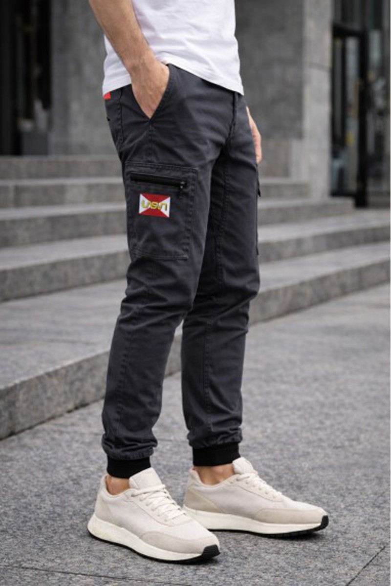  Pantalón cargo jogger La Sal en sarga elástica de 280gr, con cintura y tobillos elásticos y bolsillos con cremallera. Diseñado en España, hecho en Portugal y limitado a solo 100 unidades numeradas. 