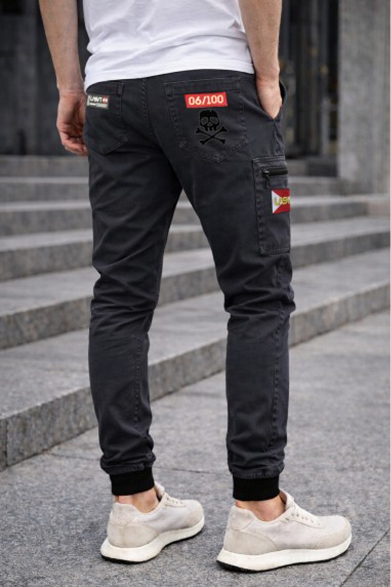  Pantalón cargo jogger La Sal en sarga elástica de 280gr, con cintura y tobillos elásticos y bolsillos con cremallera. Diseñado en España, hecho en Portugal y limitado a solo 100 unidades numeradas.  2