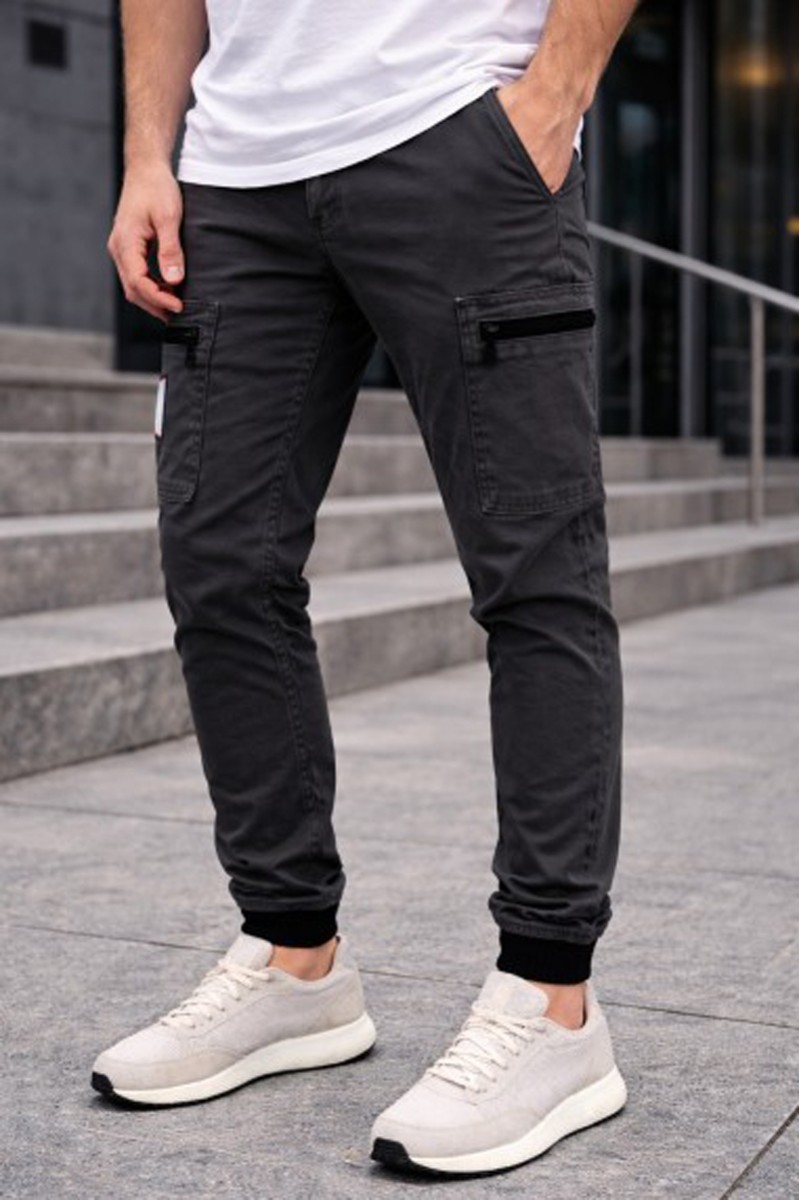  Pantalón cargo jogger La Sal en sarga elástica de 280gr, con cintura y tobillos elásticos y bolsillos con cremallera. Diseñado en España, hecho en Portugal y limitado a solo 100 unidades numeradas. 