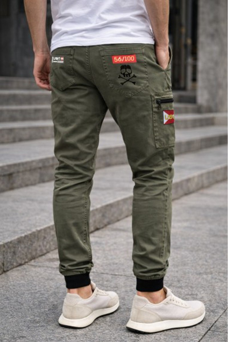  Pantalón cargo jogger La Sal en sarga elástica de 280gr, con cintura y tobillos elásticos y bolsillos con cremallera. Diseñado en España, hecho en Portugal y limitado a solo 100 unidades numeradas. 