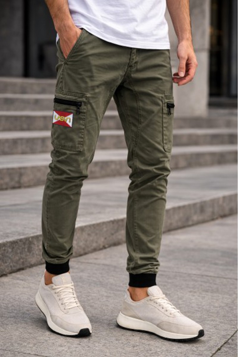  Pantalón cargo jogger La Sal en sarga elástica de 280gr, con cintura y tobillos elásticos y bolsillos con cremallera. Diseñado en España, hecho en Portugal y limitado a solo 100 unidades numeradas. 