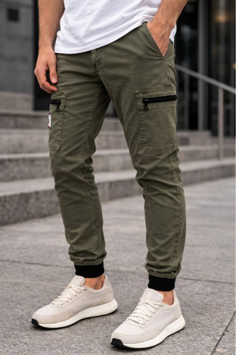  Pantalón cargo jogger La Sal en sarga elástica de 280gr, con cintura y tobillos elásticos y bolsillos con cremallera. Diseñado en España, hecho en Portugal y limitado a solo 100 unidades numeradas. 