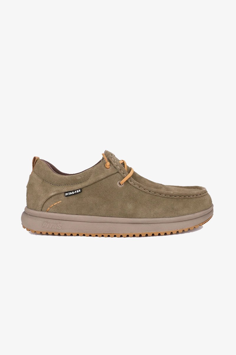  Calzado Walk in Pitas para hombre diseñado para ofrecer comodidad, ligereza y protección en el día a día. Con membrana impermeable y transpirable PITAS-TEX, suela ultraligera y un estilo casual fácil de combinar. 