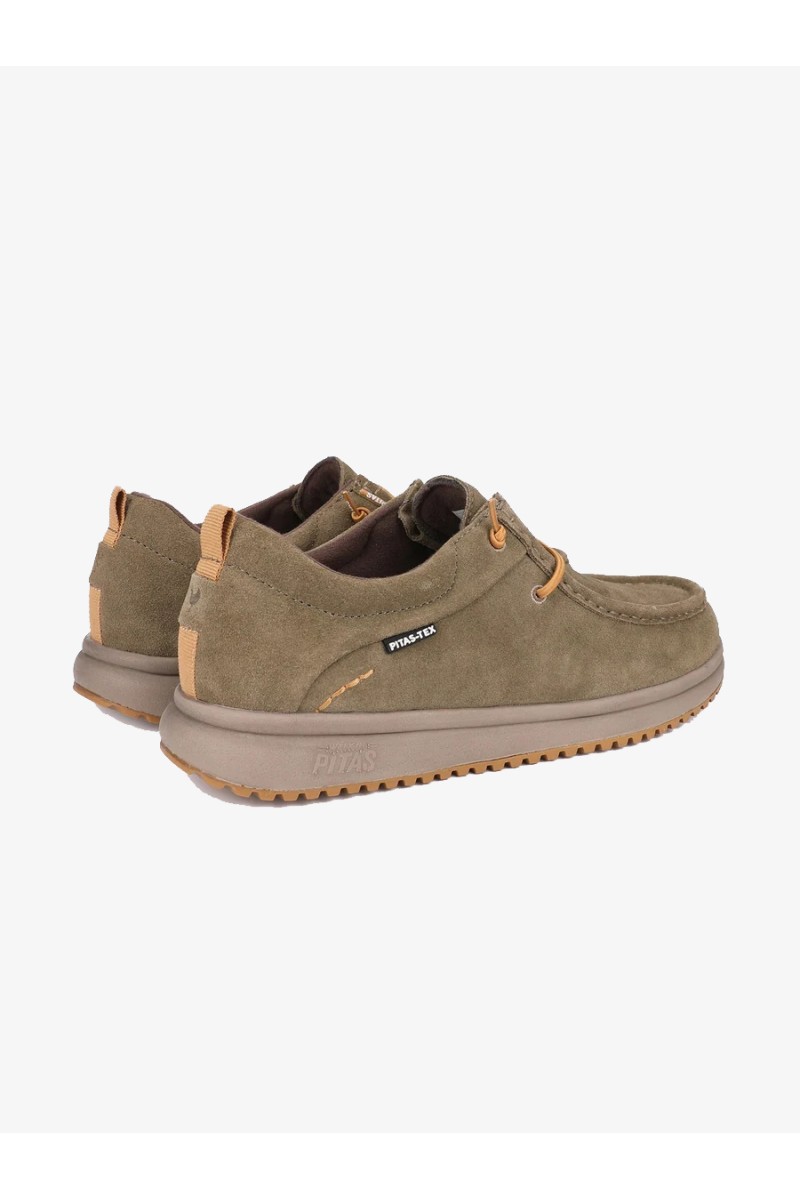  Calzado Walk in Pitas para hombre diseñado para ofrecer comodidad, ligereza y protección en el día a día. Con membrana impermeable y transpirable PITAS-TEX, suela ultraligera y un estilo casual fácil de combinar.  2