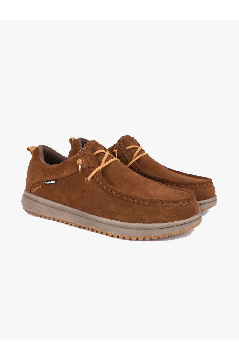  Calzado Walk in Pitas para hombre diseñado para ofrecer comodidad, ligereza y protección en el día a día. Con membrana impermeable y transpirable PITAS-TEX, suela ultraligera y un estilo casual fácil de combinar.  2