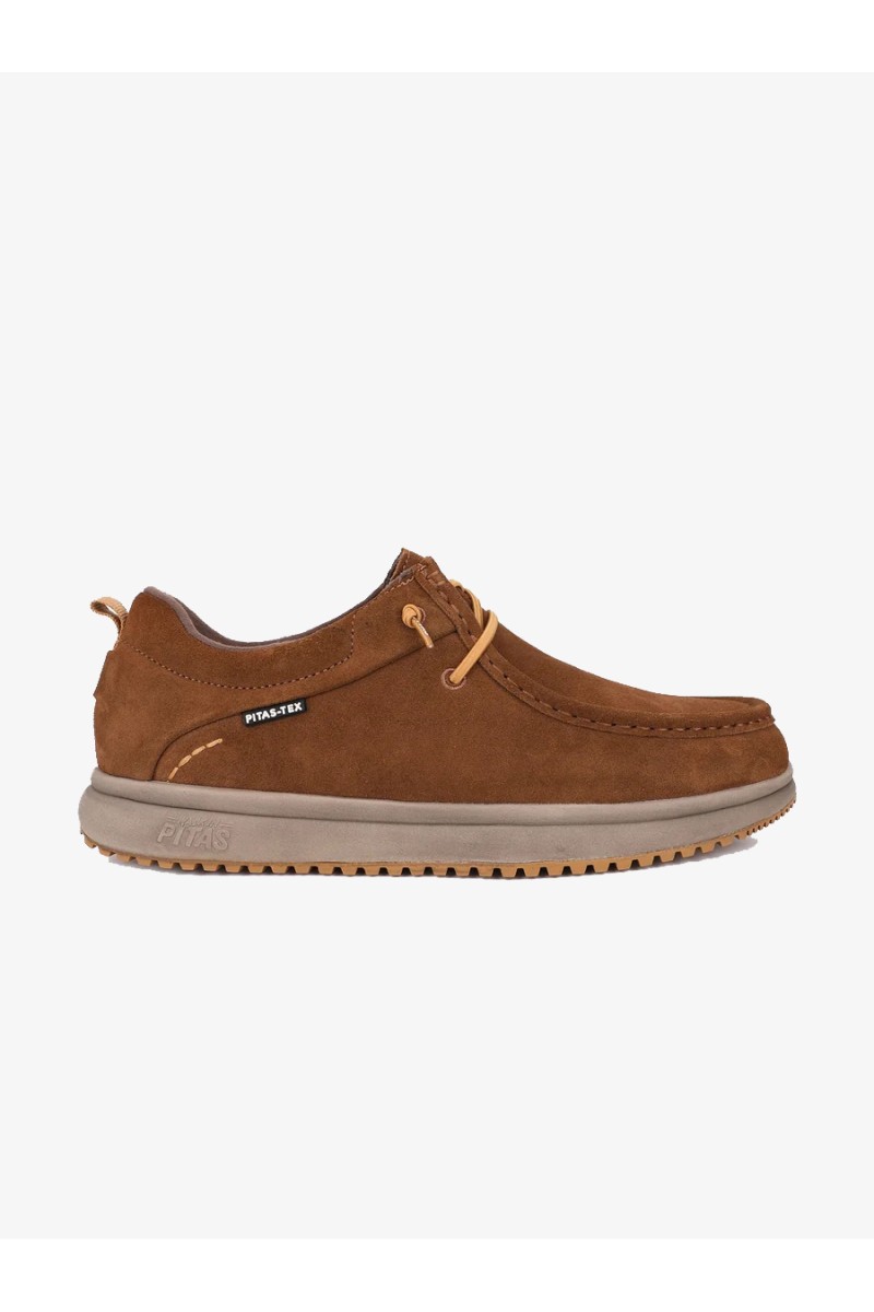  Calzado Walk in Pitas para hombre diseñado para ofrecer comodidad, ligereza y protección en el día a día. Con membrana impermeable y transpirable PITAS-TEX, suela ultraligera y un estilo casual fácil de combinar. 