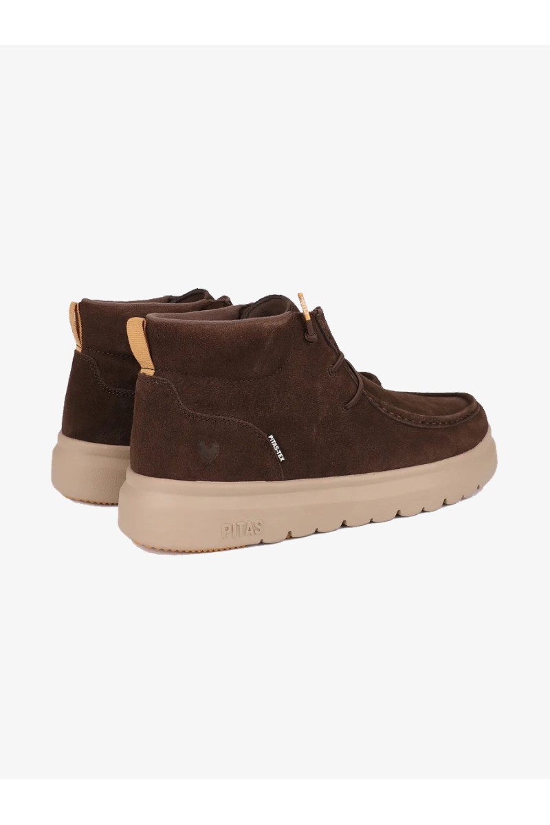  Calzado Walk in Pitas para hombre diseñado para ofrecer comodidad, ligereza y protección en el día a día. Con membrana impermeable y transpirable PITAS-TEX, suela ultraligera y un estilo casual fácil de combinar. 
