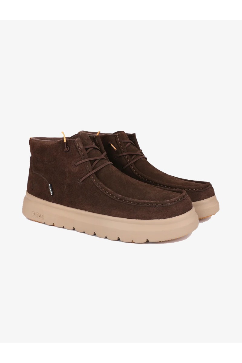  Calzado Walk in Pitas para hombre diseñado para ofrecer comodidad, ligereza y protección en el día a día. Con membrana impermeable y transpirable PITAS-TEX, suela ultraligera y un estilo casual fácil de combinar. 